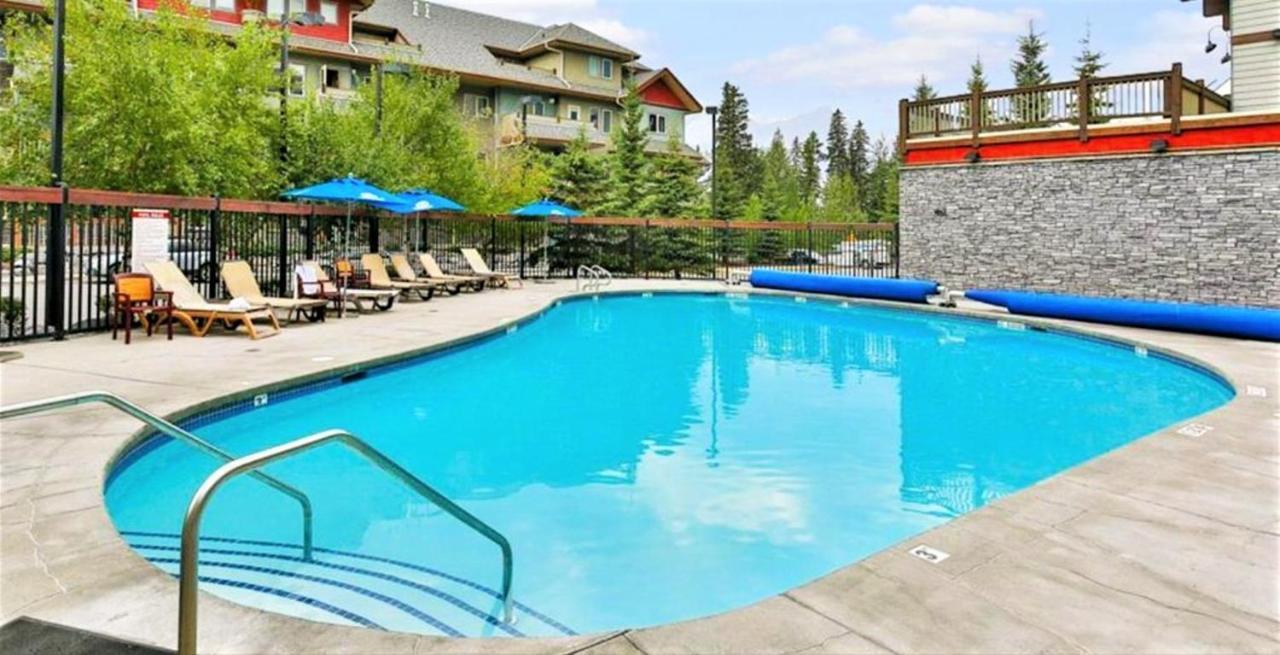 Renovated 2BR Heated Pool 3 Hot Tubs Pets ok — 4-Star Luxury Hotel in Canmore, Canada
