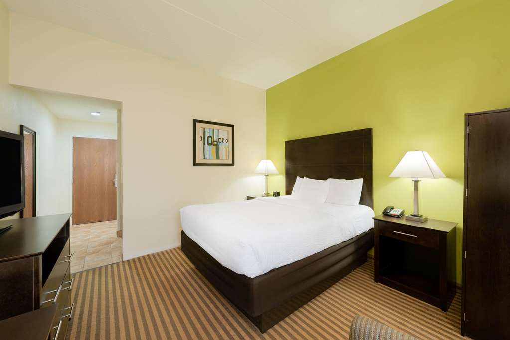 La Quinta Inn & Suites by Wyndham Columbus Grove City - photo 39