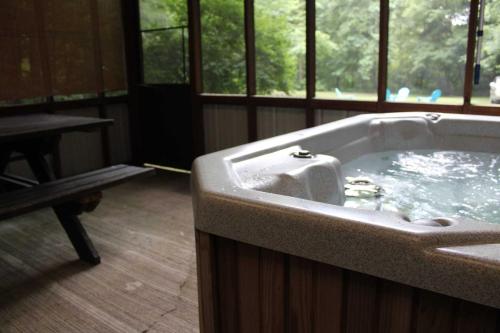 Creekside Hideaway - carbon neutral hotel in Unknown City