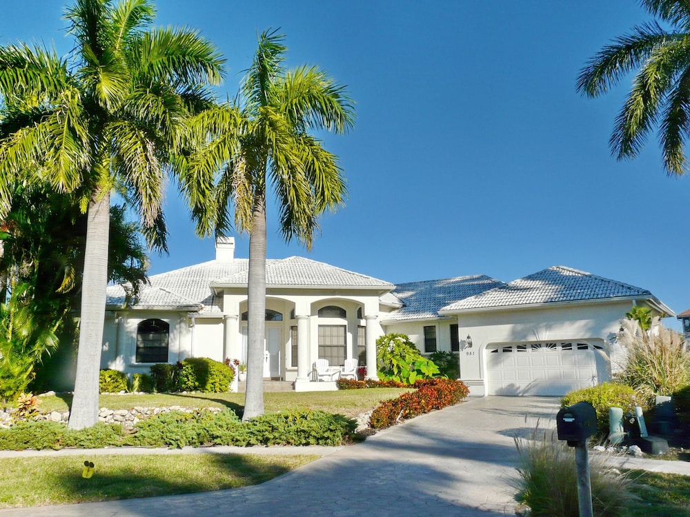 Waterfront home on key lot with pool spa and views — 4-Star Luxury Hotel in Marco Island, United States