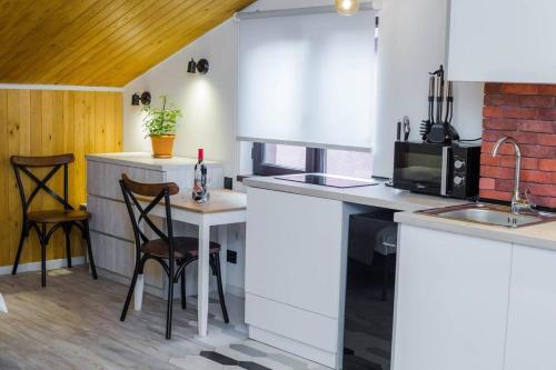 Top Location Cozy Wooden Ceiling Apt by Wehost