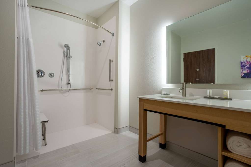 La Quinta Inn & Suites By Wyndham Pflugerville - photo 34
