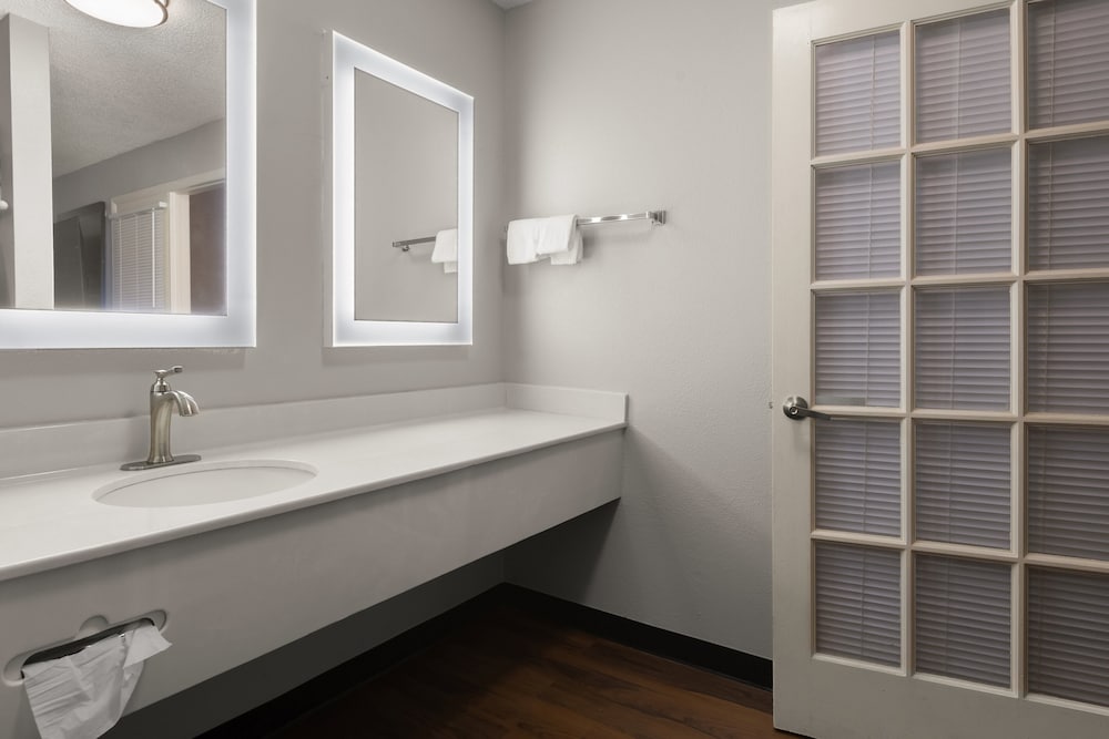 Red Roof Inn & Suites Savannah Airport - photo 14