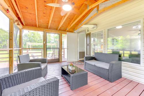 Palatka Hideaway with Fireplace and Private Porch — hotel in Palatka
