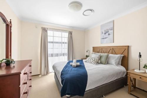 Private Ensuite Queen Room Centrally Located at Milperra — hotel in East Hills