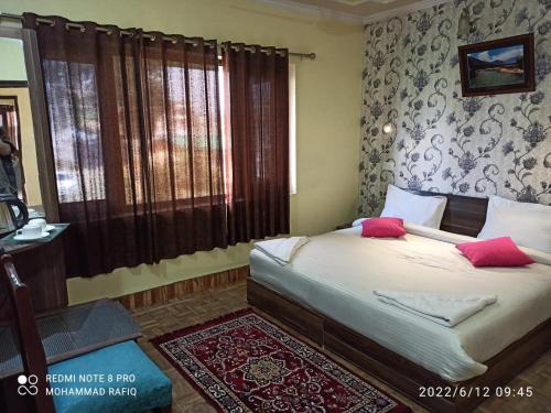 All Seasons - carbon neutral hotel in Srinagar