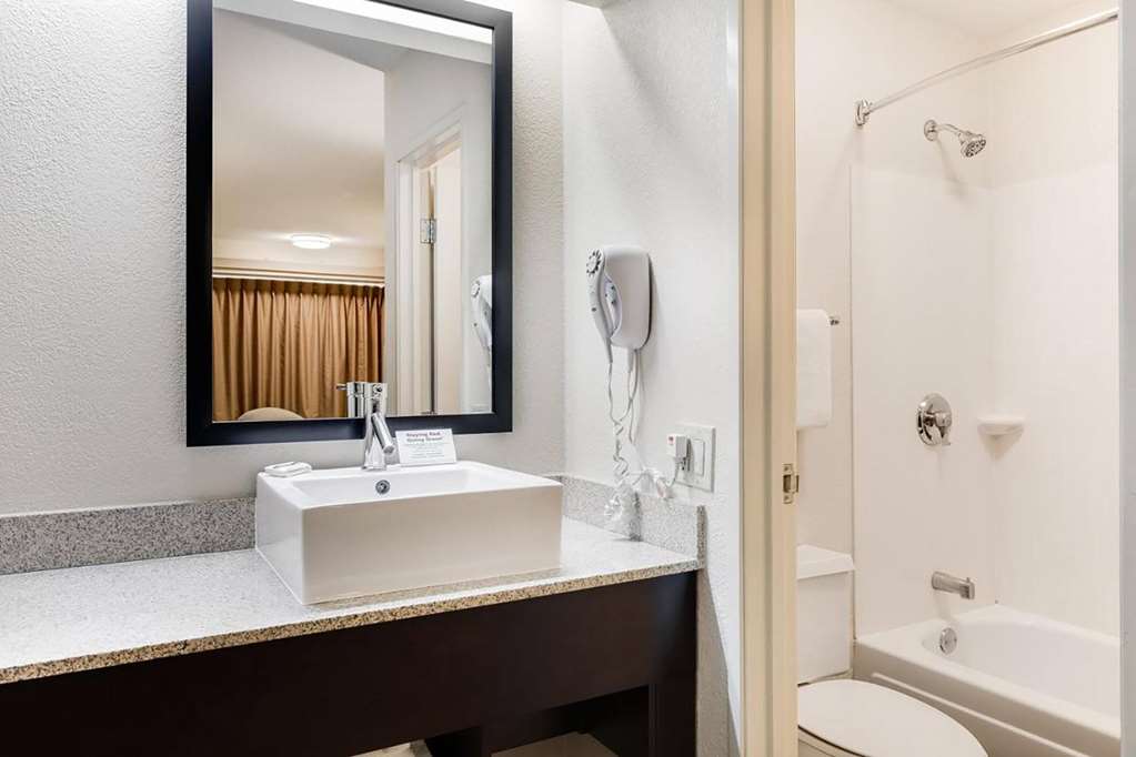 Super 8 by Wyndham Deerfield Northbrook - photo 14