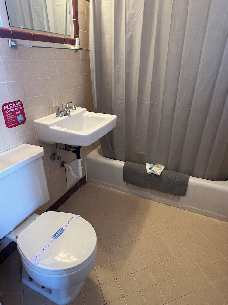 Midtown Inn & Suites - photo 43