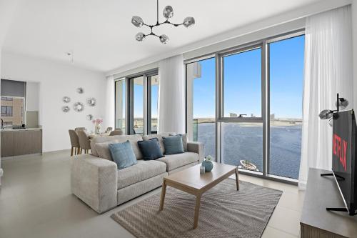 Vayk Bright & Elegant 2BR Apartment with Creek Views — 4-Star Luxury Hotel in Dubai, United Arab Emirates