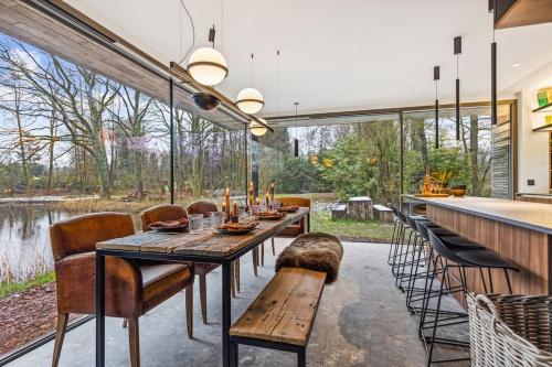 Stylish lakehouse in idyllic private green scenery pet-friendly hotel Stekene