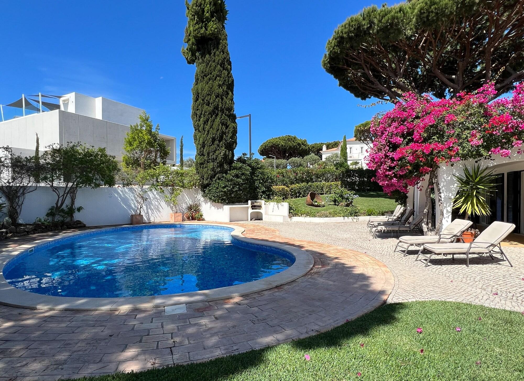 Traditional 3 bedroom villa with great pool in the heart of Vale do Lobo — 4-Star Luxury Hotel in Faro, Portugal