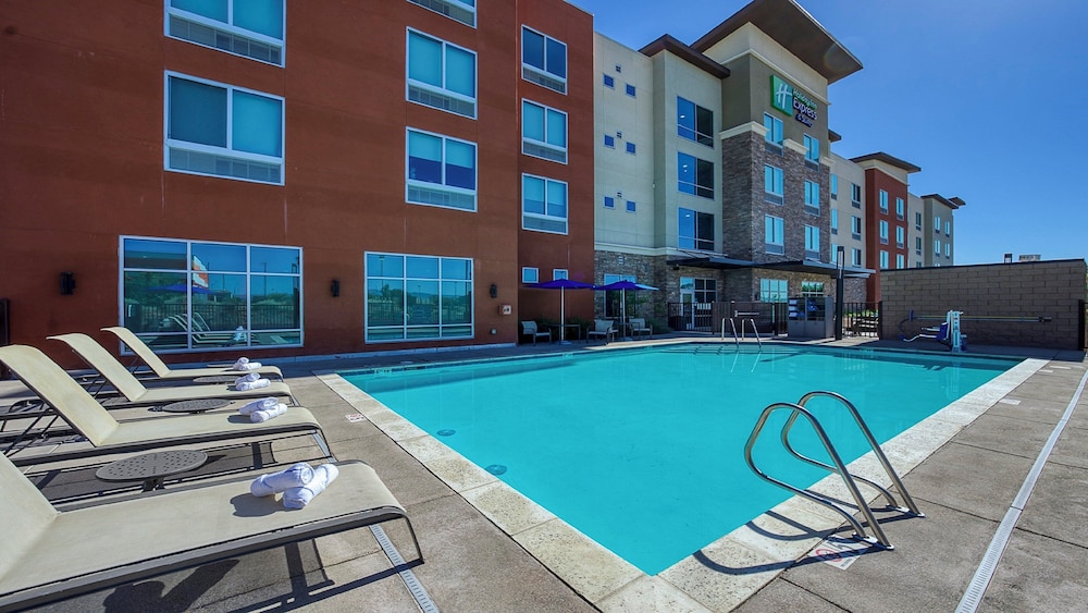 Holiday Inn Express & Suites Ridgecrest China Lake by IHG - photo 13