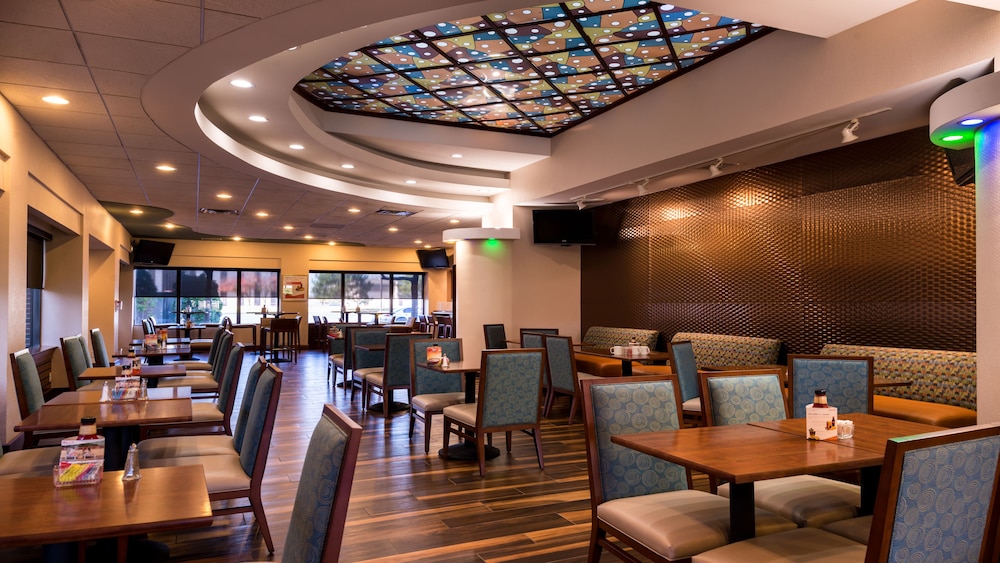 Holiday Inn Hotel & Suites Warren by IHG - photo 38