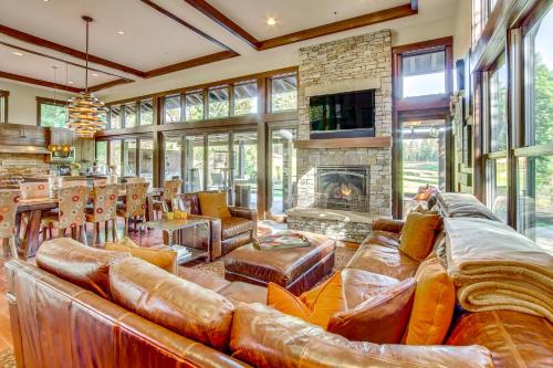 Golf Getaway with Hot Tub Course Views in Cle Elum in Cle Elum, United States