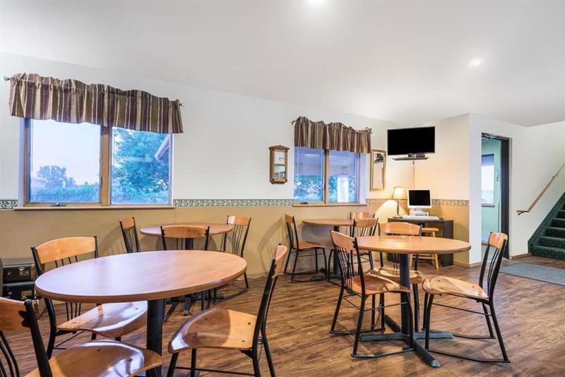Coratel Inn and Suites by Jasper Stillwater - photo 4