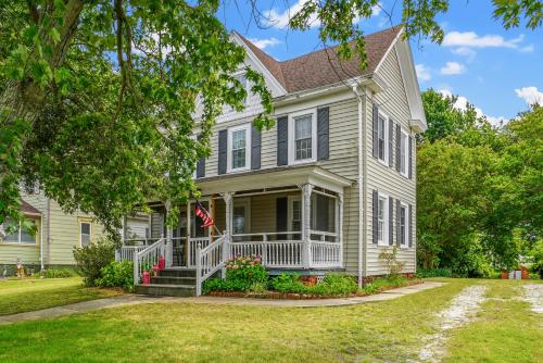 Serendipity On main Street with screened porch in Chincoteague, United States