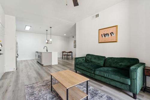 CozySuites Glendale Westgate with pool 06 — 4-Star Luxury Hotel in Glendale, United States