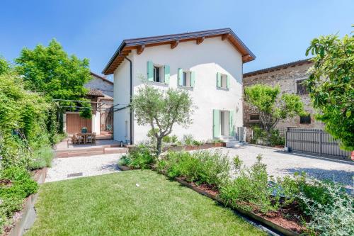 Stylish holiday home P R A T E L L O — 4-Star Luxury Hotel in Padenghe Sul Garda, Italy