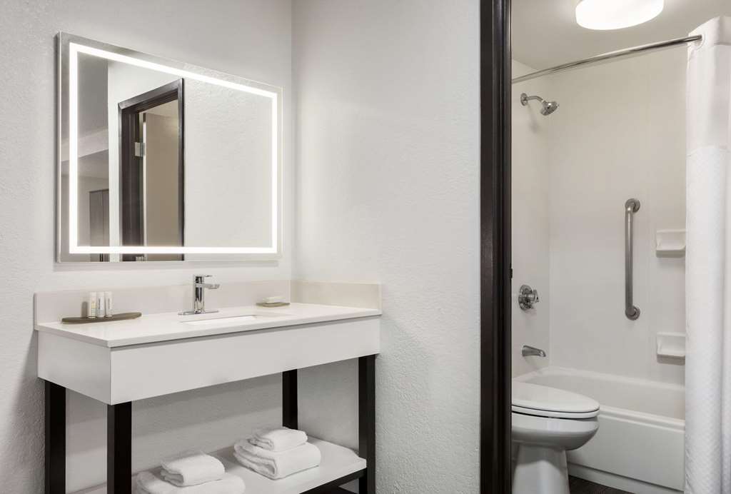 La Quinta Inn & Suites by Wyndham Cleveland Airport West - photo 22