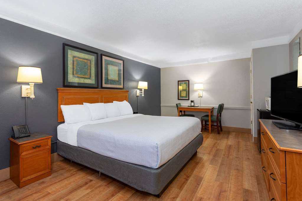 La Quinta Inn by Wyndham Pensacola - photo 13