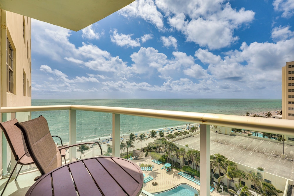 Hollywood Condo with Beach Access Walk to Shore — 4-Star Luxury Hotel in Hollywood, United States