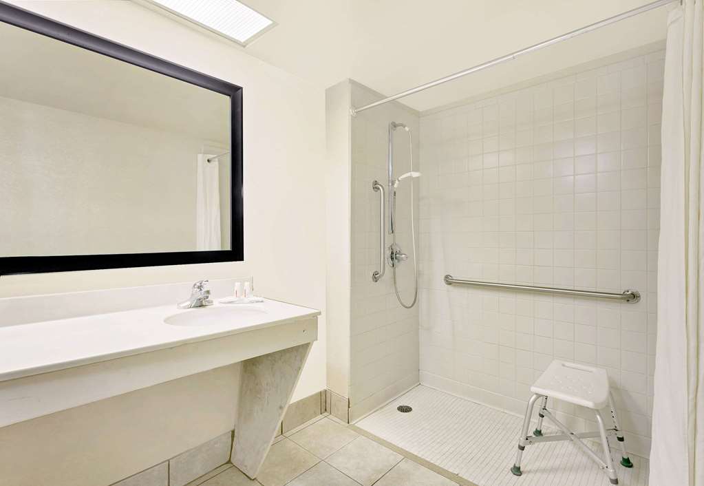 Super 8 by Wyndham Byron South Macon - photo 6