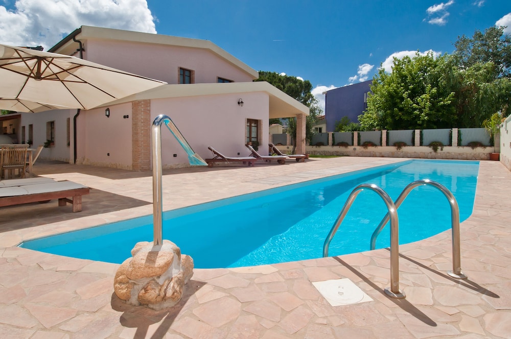 Gentarrubia B&B — 4-Star Luxury Hotel in Capoterra, Italy