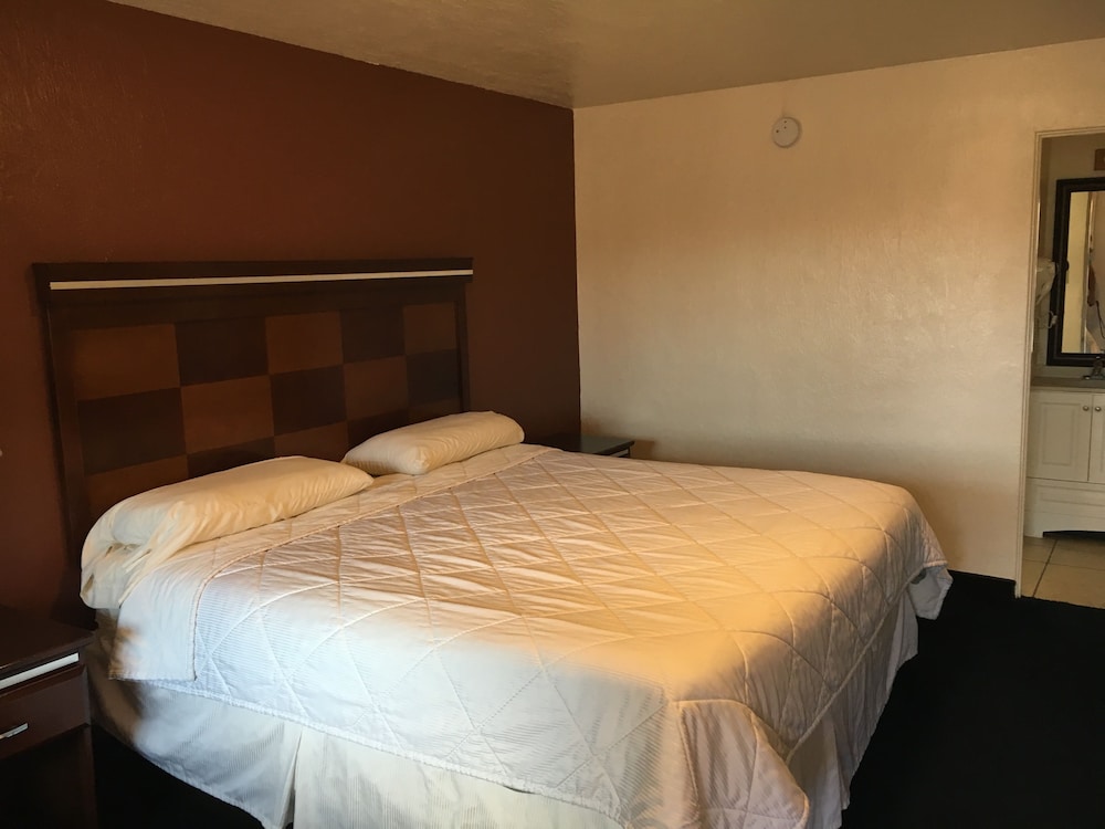 Deluxe Inn Of Roswell - photo 2