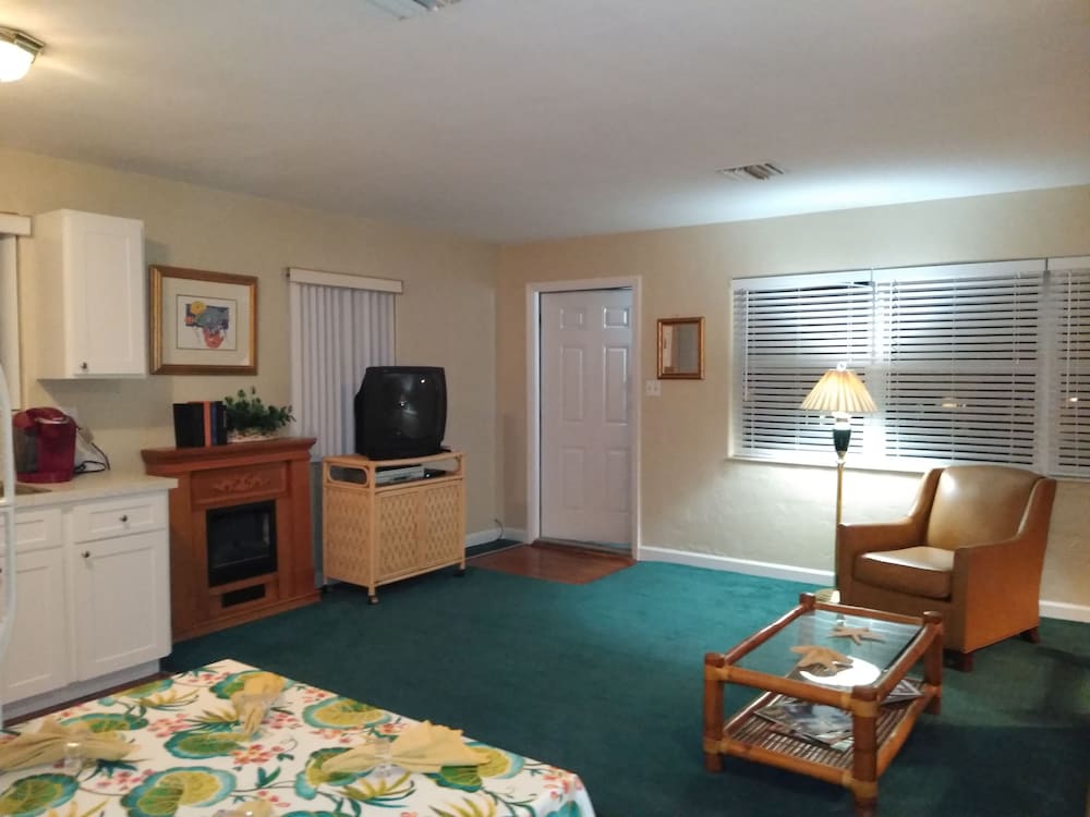 Swashbuckler Motel - photo 29