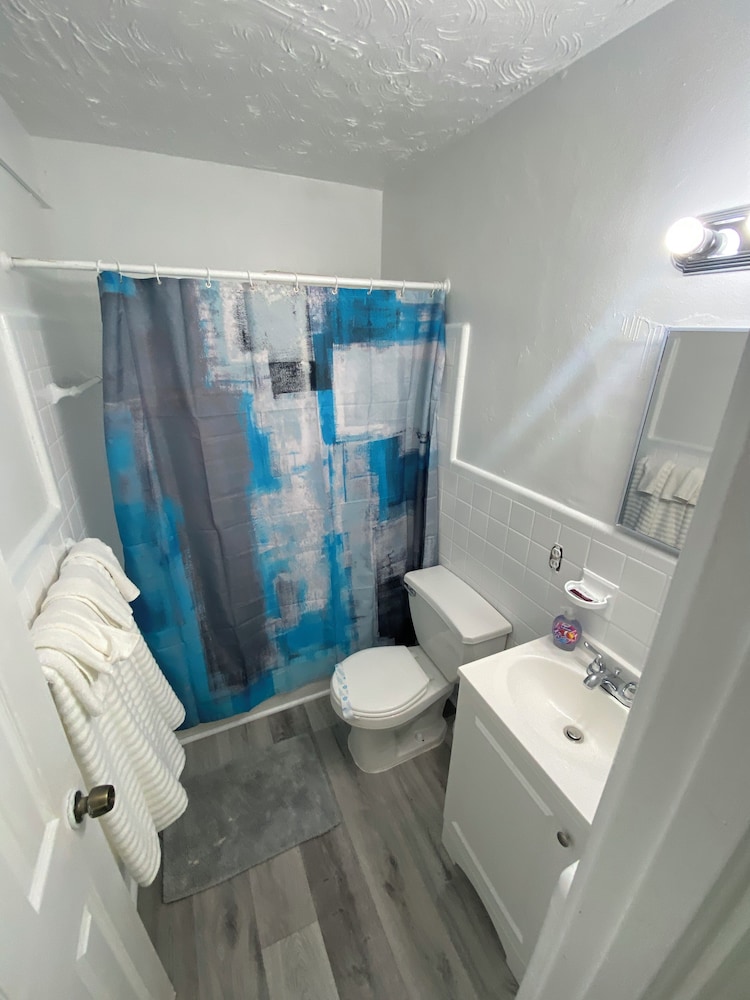 Uptown Inn & Suites - photo 31