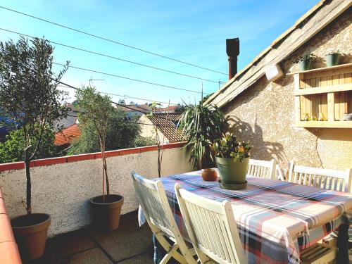 Le Grenier Superbe T3 Climatisation Terrasse Wi Fi Netflix 15 Mn Coeur de Ville 70m2 in Beziers, France