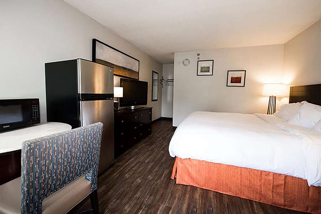 Baymont Inn and Suites by Wyndham Columbus Near OSU - photo 17