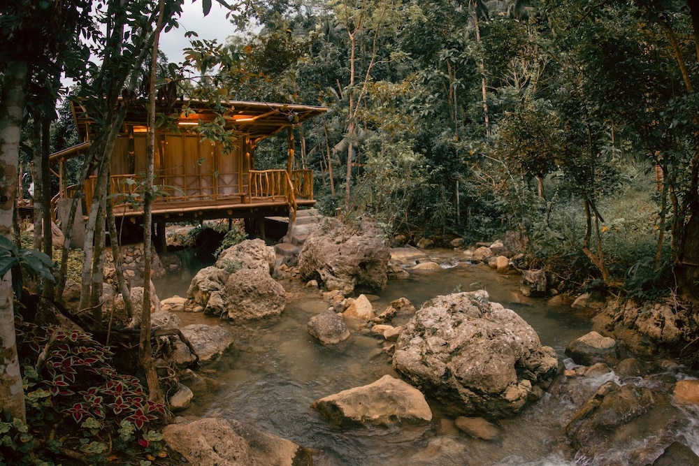Mayana - carbon neutral hotel in Barili