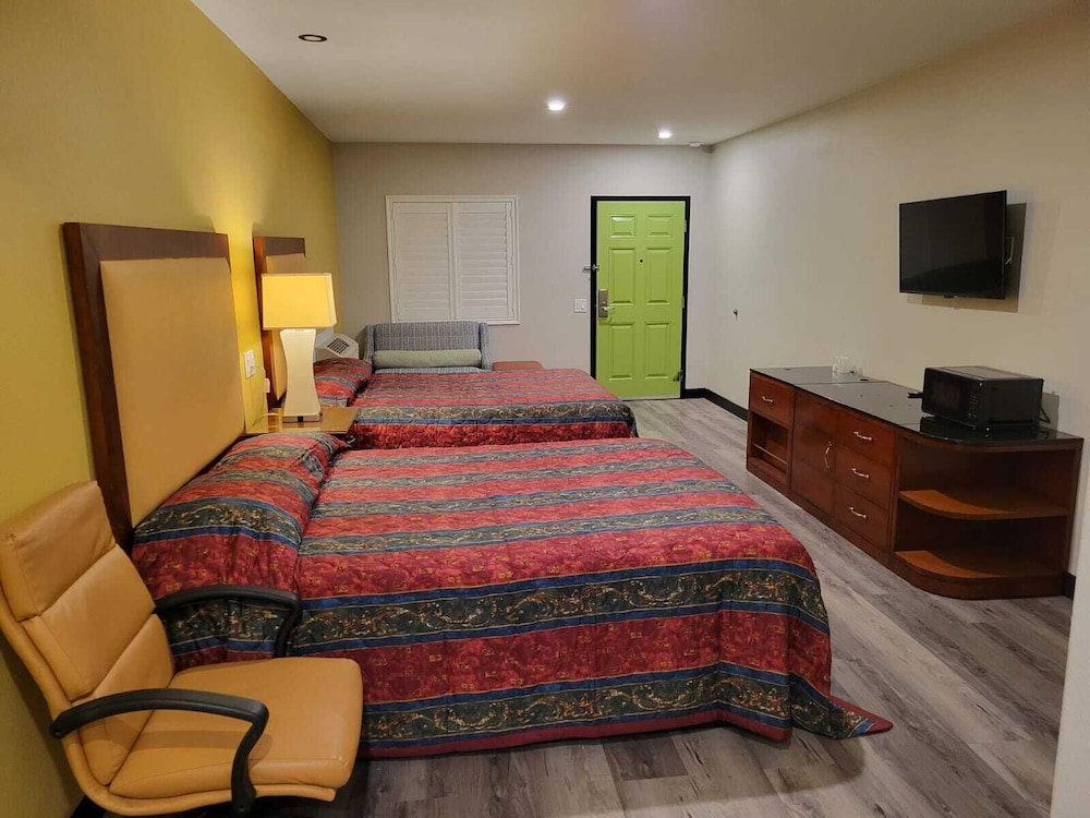 Stadium Inn & Spas - photo 18