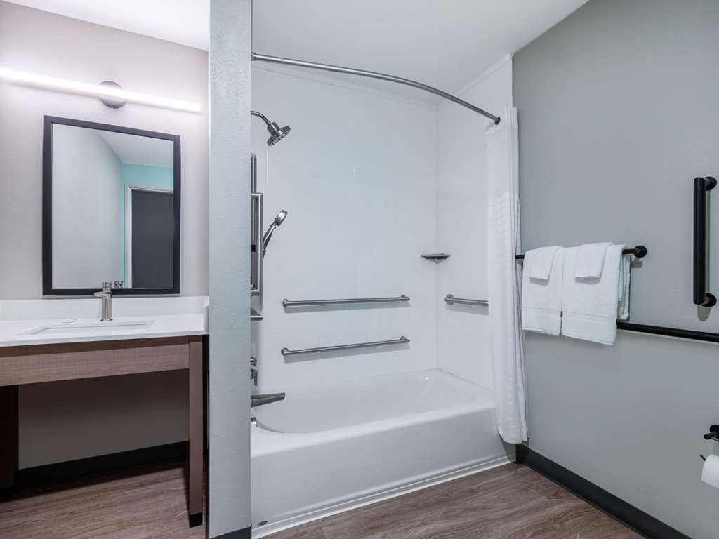 ECHO Suites Extended Stay by Wyndham Indianapolis AmeriPlex - photo 21