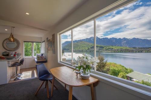 Kohanga Rua Cottage by Amazing Accom — 4-Star Luxury Hotel in Queenstown, New Zealand