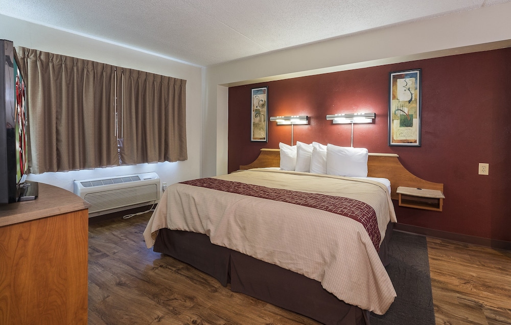 Red Roof Inn and Suites Cleveland Elyria - photo 5