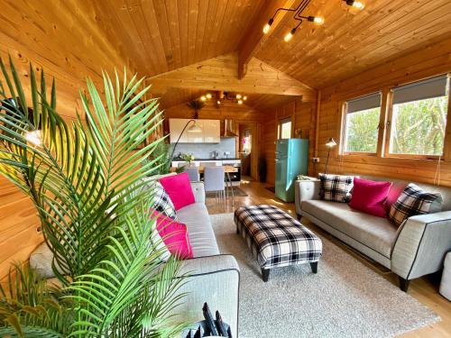 Yealm Cabin Self Catering Log Cabin in Devon with Hot Tub — 4-Star Luxury Hotel in Plymouth, United Kingdom