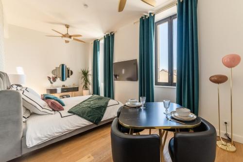 The Gatsby Room 50m Des Halles Design Avec Ascenseur in Narbonne, France