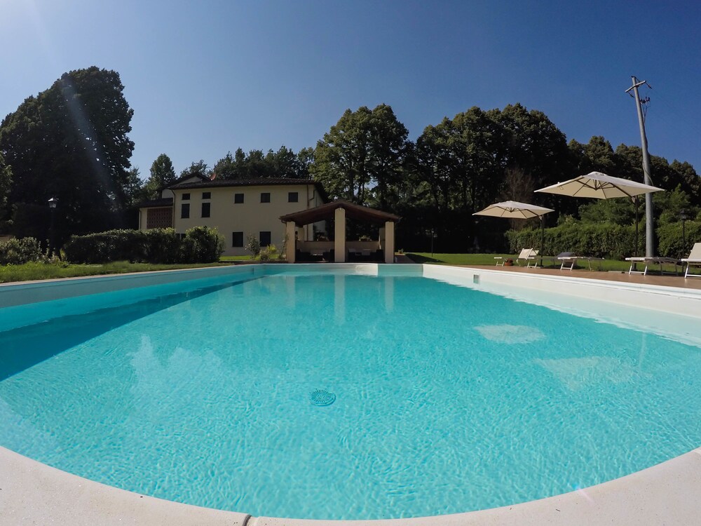 CASALE LA FATA tipico toscano immerso nelle colline tra Lucca e Versilia 6 appartamenti indipendenti — 4-Star Luxury Hotel in Camaiore, Italy