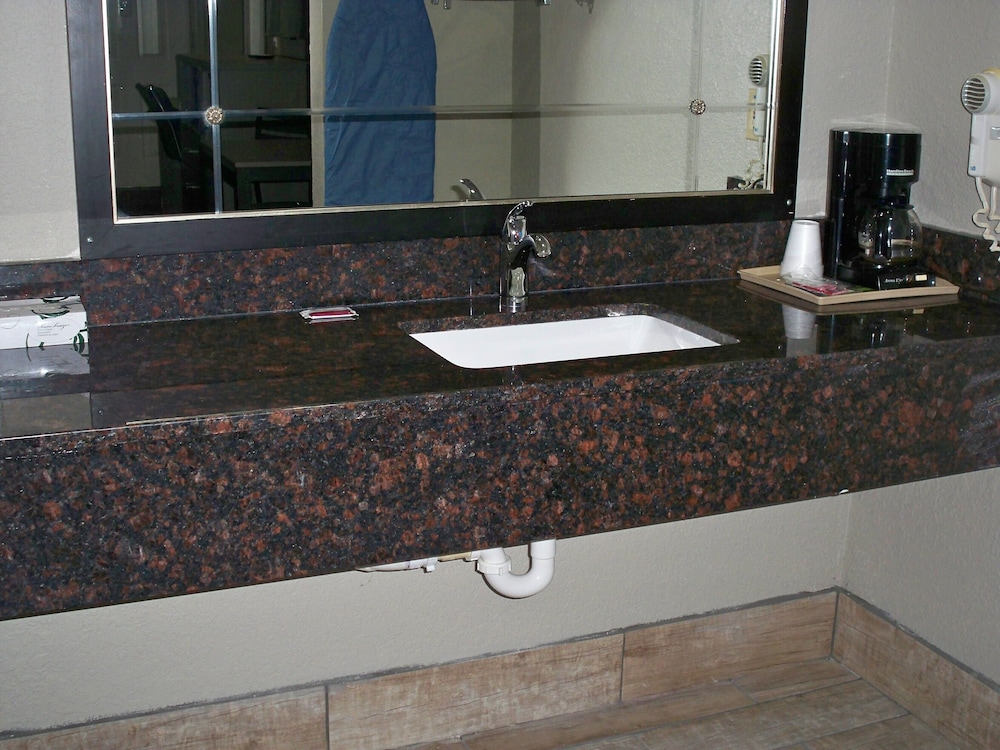Scottish Inn & Suites - photo 51