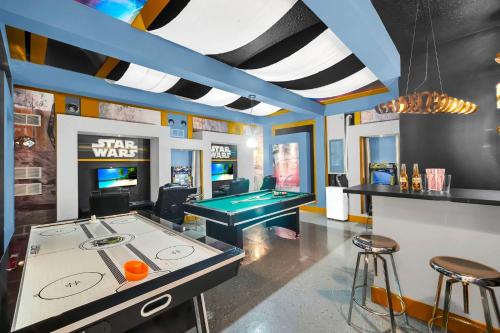 Epic family villa with themed rooms private pool & game room — 4-Star Luxury Hotel in Davenport, United States