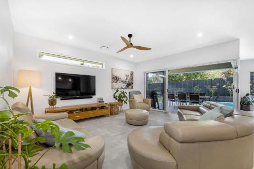 Pet friendly Holiday home with pool on Alex — 4-Star Luxury Hotel in Alexandra Headland, Australia