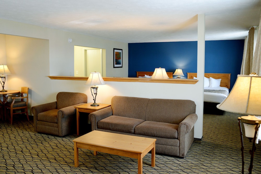 Baymont by Wyndham St. Ignace Lakefront - photo 4