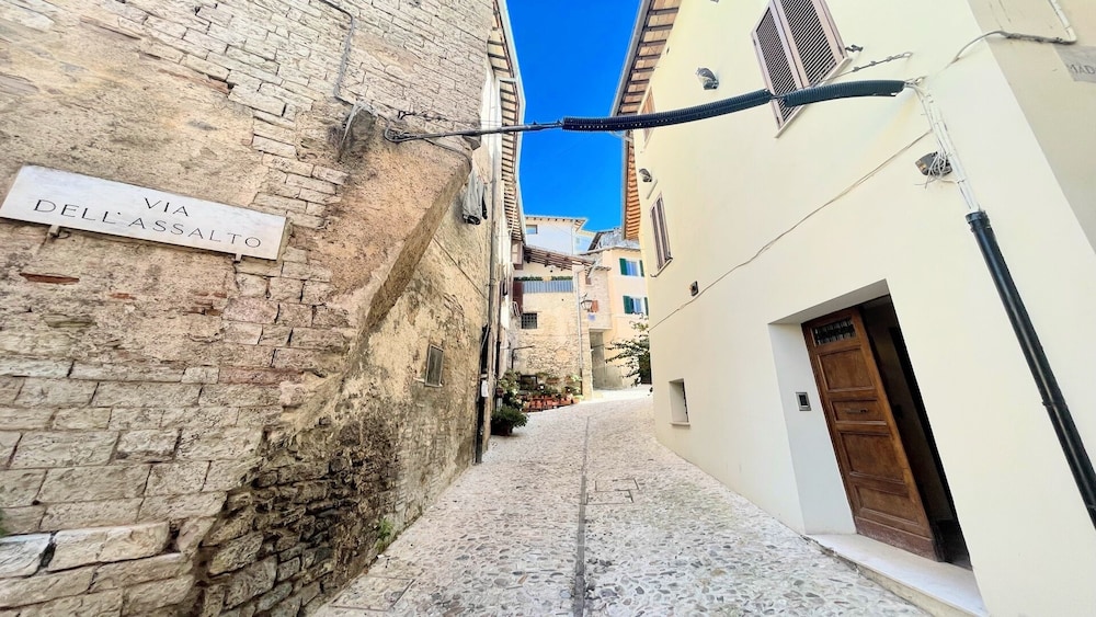 Spoleto Detached Villa Centrally Located car Unnecessary Wifi Sleeps 10 Spoleto — 4-Star Luxury Hotel in Spoleto, Italy
