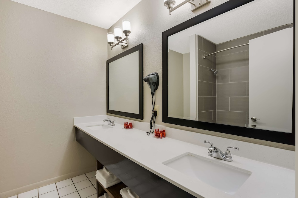 SureStay Hotel by Best Western Higginsville - photo 21