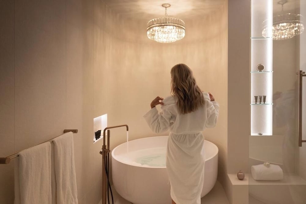 Amaré Beachside Luxury — 4-Star Luxury Hotel in Turners Beach, Australia