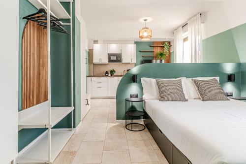 Japandi Apartment Zona Porto Livorno Con Balcone E Jacuzzi Idromassaggio — 4-Star Luxury Hotel in Livorno, Italy