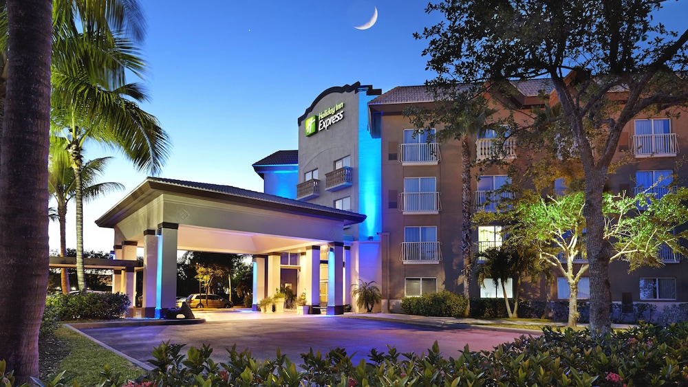 Holiday Inn Express Hotel Naples Downtown 5th Avenue - featured photo