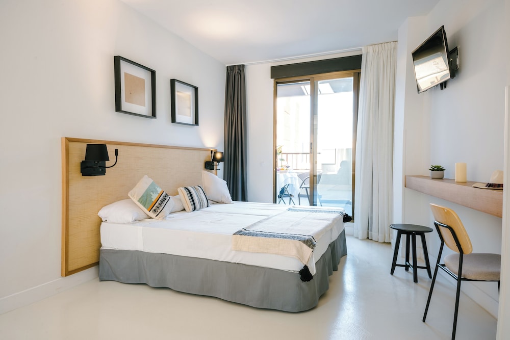 Hotel Imperial III in Cullera, Spain